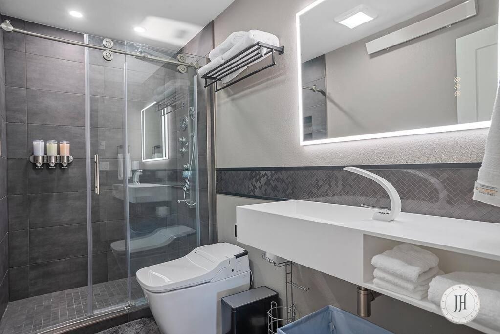 Modern Luxurious Stay Bidet Lighted Mirror Rapid City Exterior photo