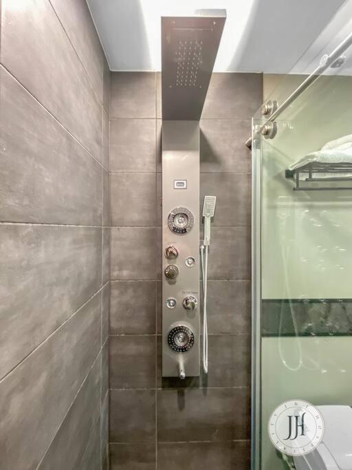 Modern Luxurious Stay Bidet Lighted Mirror Rapid City Exterior photo